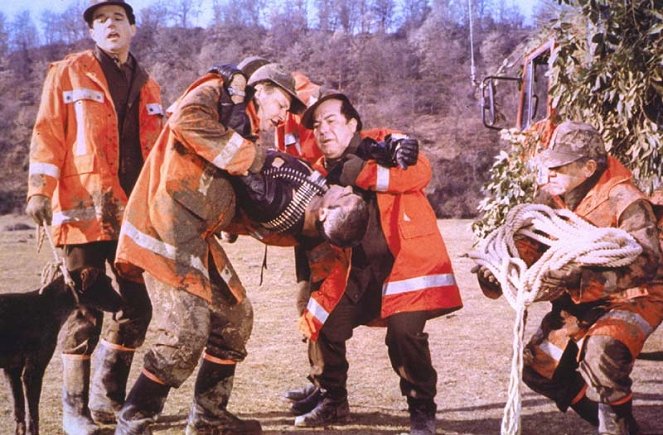 Hasiči 2: Hrdinská mise - Z filmu - Christian De Sica, Massimo Boldi, Lino Banfi, Paolo Villaggio
