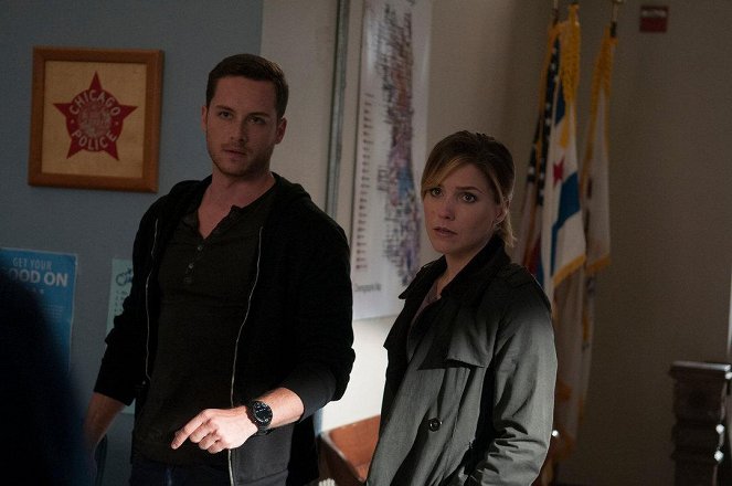 Chicago P.D. - Debts of the Past - Photos - Jesse Lee Soffer, Sophia Bush