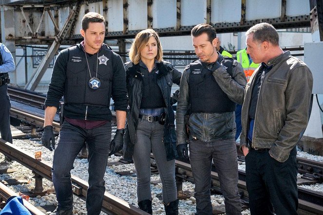 Chicago P.D. - A Dead Kid, a Notebook, and a Lot of Maybes - Photos - Jesse Lee Soffer, Sophia Bush, Jon Seda, Jason Beghe