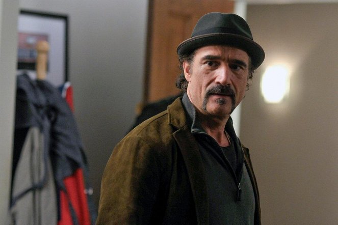Chicago P.D. - A Dead Kid, a Notebook, and a Lot of Maybes - Van film - Elias Koteas