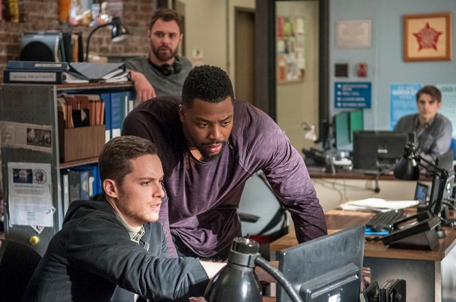 Chicago P.D. - Knocked the Family Right Out - Photos - Jesse Lee Soffer, Laroyce Hawkins