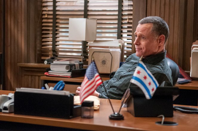 Chicago P.D. - Knocked the Family Right Out - Van film - Jason Beghe