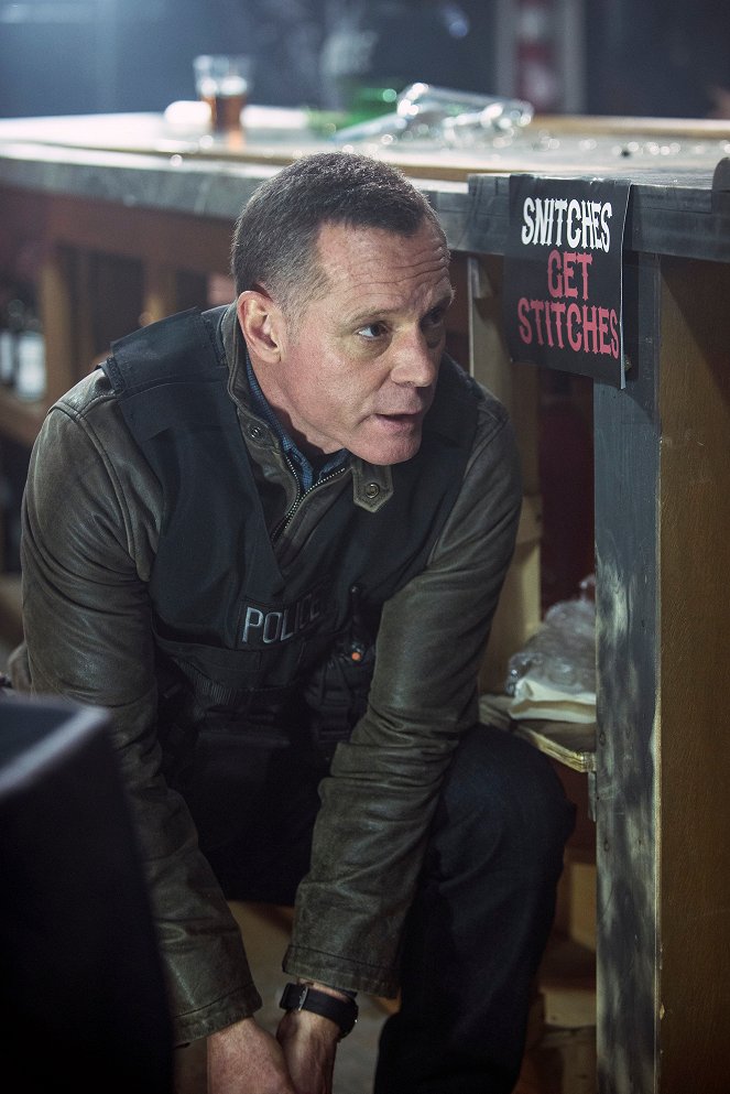Chicago P.D. - Season 3 - Looking Out for Stateville - Photos - Jason Beghe