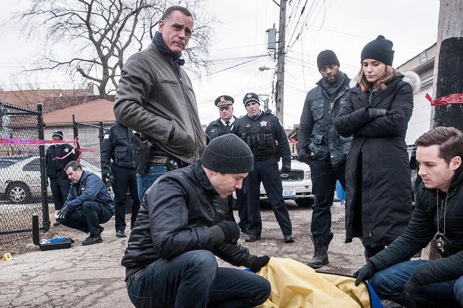 Chicago P.D. - The Cases That Need to Be Solved - Photos - Jason Beghe, Laroyce Hawkins, Sophia Bush, Jesse Lee Soffer