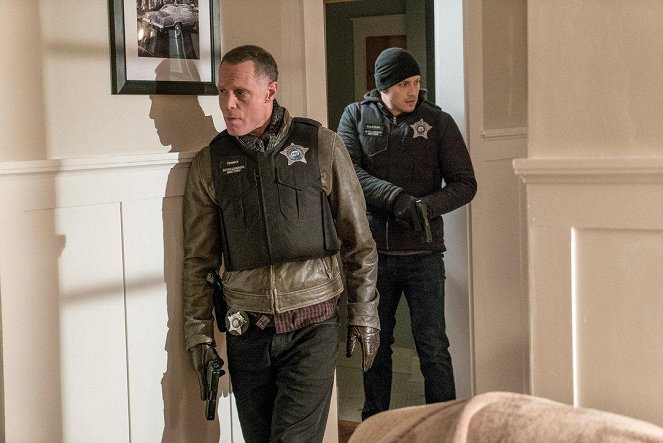 Chicago P.D. - Forty-Caliber Bread Crumb - Photos - Jason Beghe, Jesse Lee Soffer