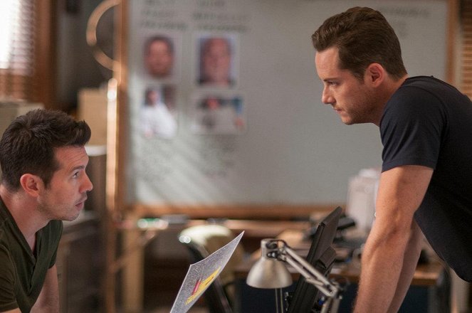 Chicago P.D. - Get My Cigarettes - Photos - Jon Seda, Jesse Lee Soffer