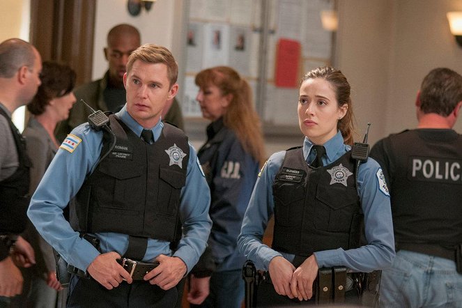 Polícia Chicago - Season 2 - They'll Have to Go Through Me - Z filmu - Brian Geraghty, Marina Squerciati
