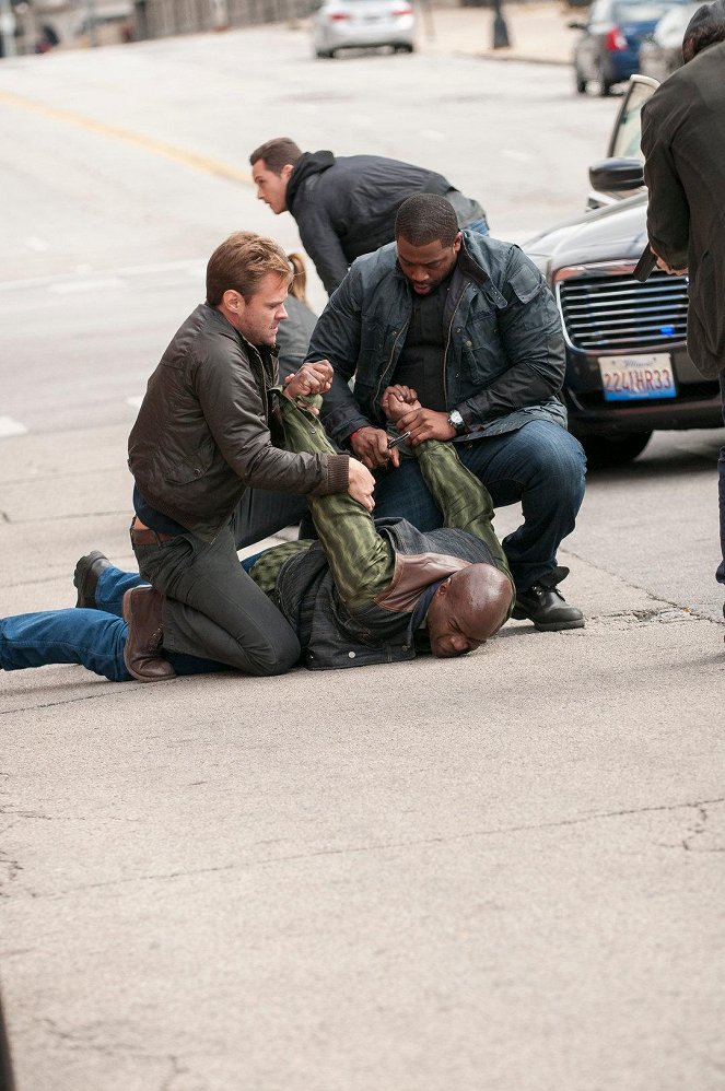 Polícia Chicago - Season 2 - Called in Dead - Z filmu - Patrick John Flueger, Laroyce Hawkins