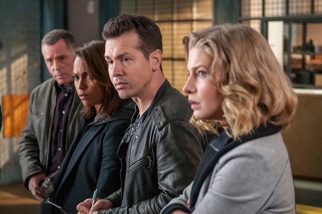 Chicago P.D. - Season 2 - A Little Devil Complex - Photos - Jason Beghe, Monica Raymund, Jon Seda