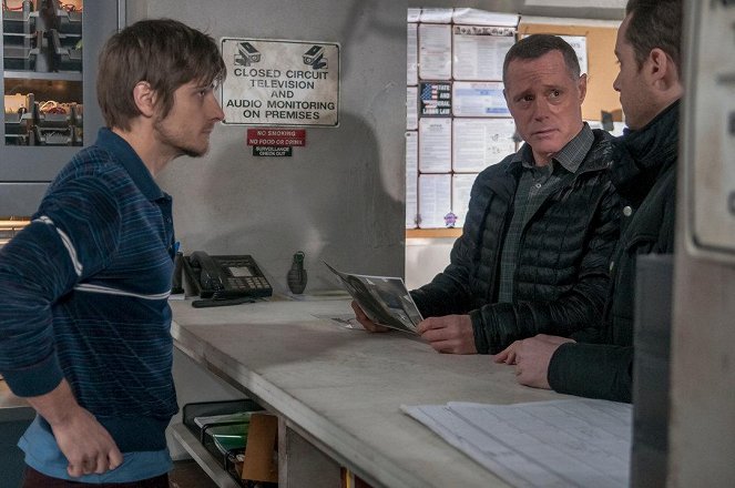 Chicago P.D. - What Puts You on That Ledge - Photos - Samuel Hunt, Jason Beghe