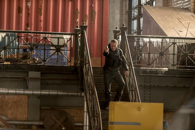 Chicago P.D. - What Puts You on That Ledge - Photos