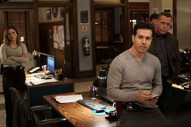 Chicago P.D. - The Number of Rats - Photos - Jon Seda, Jason Beghe