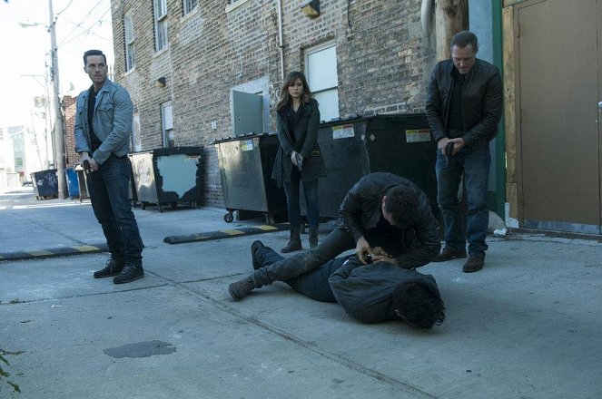 Chicago P.D. - Season 1 - Wrong Side of the Bars - Photos