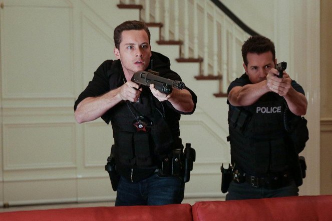 Chicago Police Department - Le Rôle du père - Film - Jesse Lee Soffer, Jon Seda
