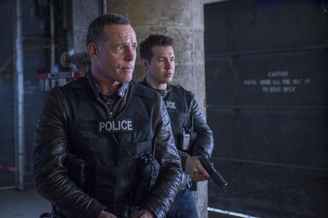 Chicago P.D. - A Material Witness - Photos - Jason Beghe, Jon Seda