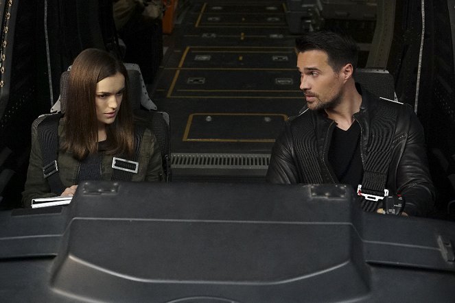 Agents of S.H.I.E.L.D. - Season 4 - Identity and Change - Photos - Elizabeth Henstridge, Brett Dalton