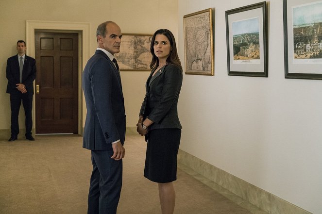 House of Cards - Chapter 56 - Photos - Michael Kelly, Neve Campbell