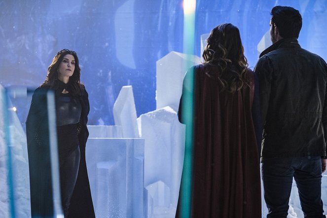 Supergirl - Season 2 - Photos - Teri Hatcher, Melissa Benoist, Chris Wood