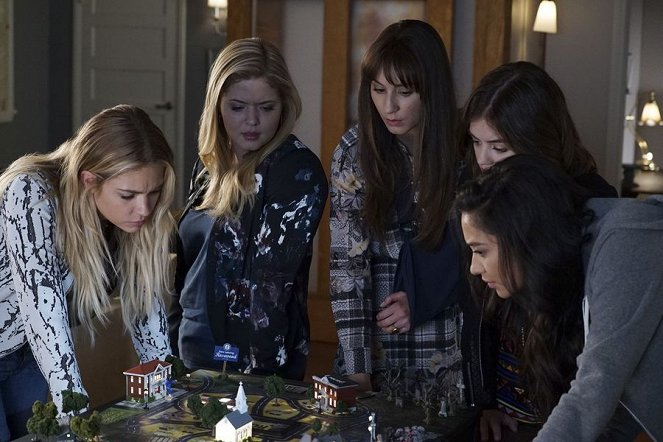 Pretty Little Liars - These Boots Are Made for Stalking - Van film - Ashley Benson, Sasha Pieterse, Troian Bellisario, Shay Mitchell, Lucy Hale