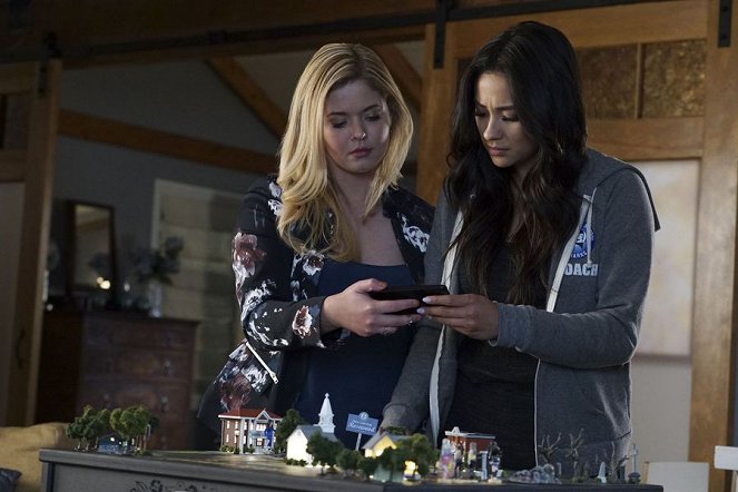 Pretty Little Liars - These Boots Are Made for Stalking - De filmes - Sasha Pieterse, Shay Mitchell