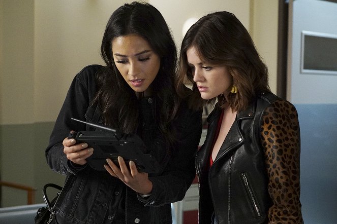 Pretty Little Liars - Hold Your Piece - Van film - Shay Mitchell, Lucy Hale