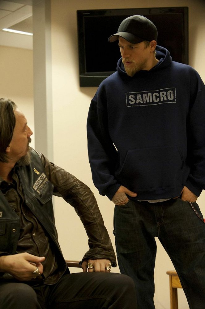 Sons of Anarchy - Season 4 - To Be, Act 2 - Van film - Charlie Hunnam