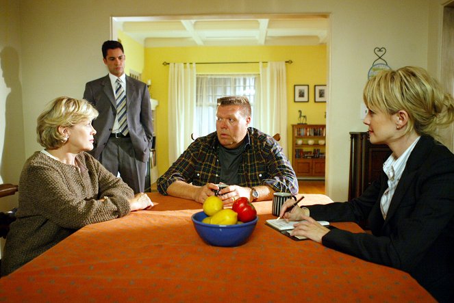 Cold Case - Who's Your Daddy - Photos - Loanne Bishop, Danny Pino, Joel McKinnon Miller, Kathryn Morris