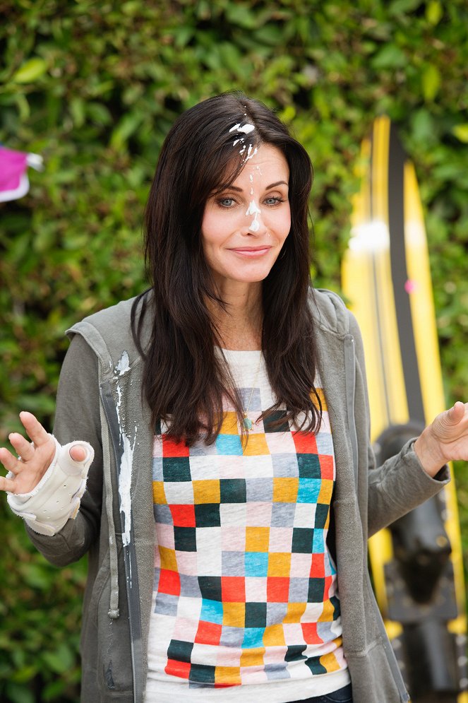 Cougar Town - Season 5 - Learning to Fly - Van film - Courteney Cox