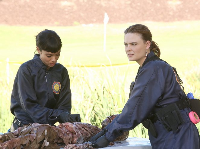 Bones - High Treason in the Holiday Season - Photos - Tamara Taylor, Emily Deschanel