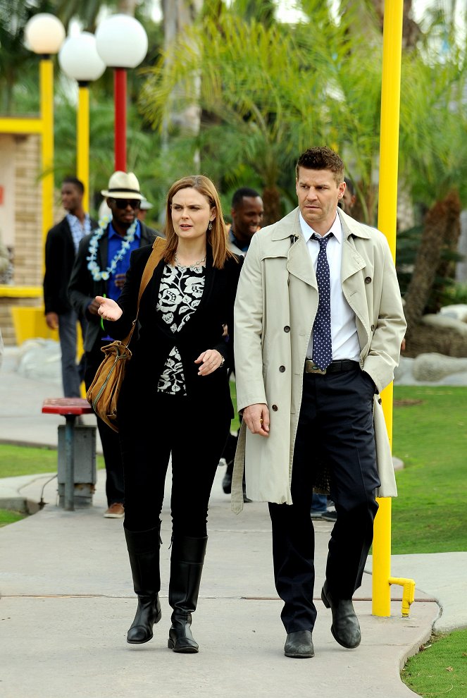 Bones - The Putter in the Rough - Photos - Emily Deschanel, David Boreanaz