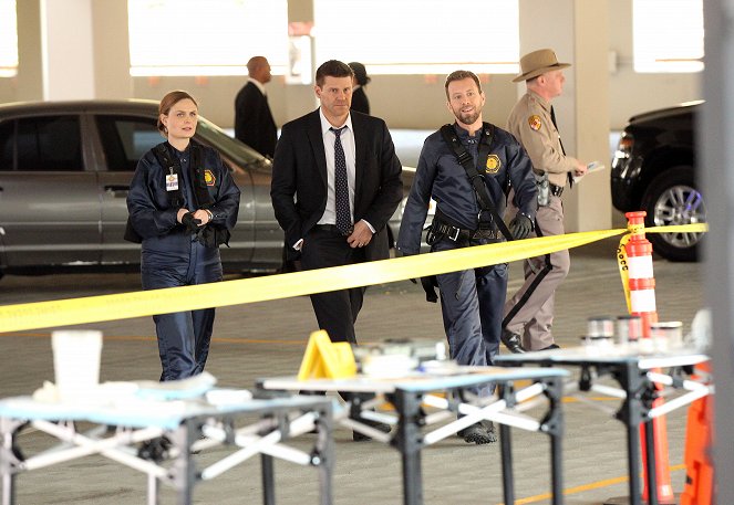 Bones - The Putter in the Rough - Photos - Emily Deschanel, David Boreanaz, T.J. Thyne