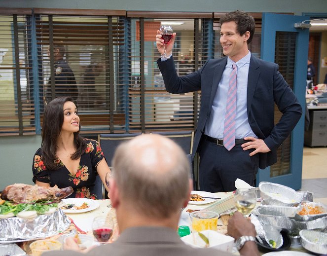 Brooklyn 9-9 - Święto Dziękczynienia - Z filmu - Melissa Fumero, Andy Samberg