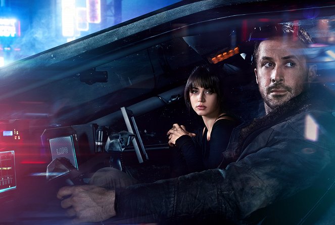 Blade Runner 2049 - Werbefoto - Ana de Armas, Ryan Gosling