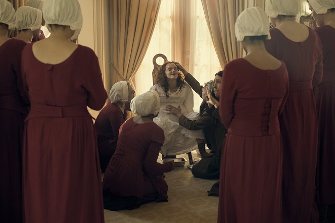 The Handmaid's Tale - Birth Day - Photos - Madeline Brewer