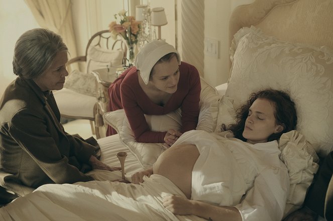 Opowieść podręcznej - Birth Day - Z filmu - Elisabeth Moss, Madeline Brewer
