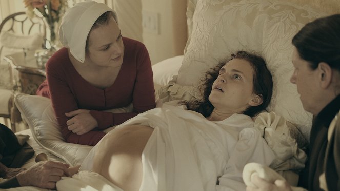 Opowieść podręcznej - Birth Day - Z filmu - Elisabeth Moss, Madeline Brewer