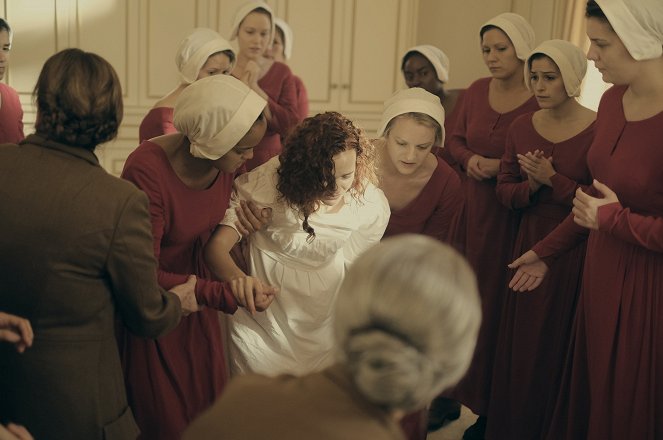 The Handmaid's Tale : La servante écarlate - Jour de naissance - Film - Madeline Brewer, Elisabeth Moss