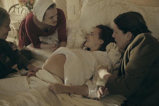 Opowieść podręcznej - Birth Day - Z filmu - Elisabeth Moss, Madeline Brewer, Ann Dowd