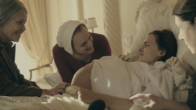 The Handmaid's Tale : La servante écarlate - Season 1 - Jour de naissance - Film - Elisabeth Moss, Madeline Brewer