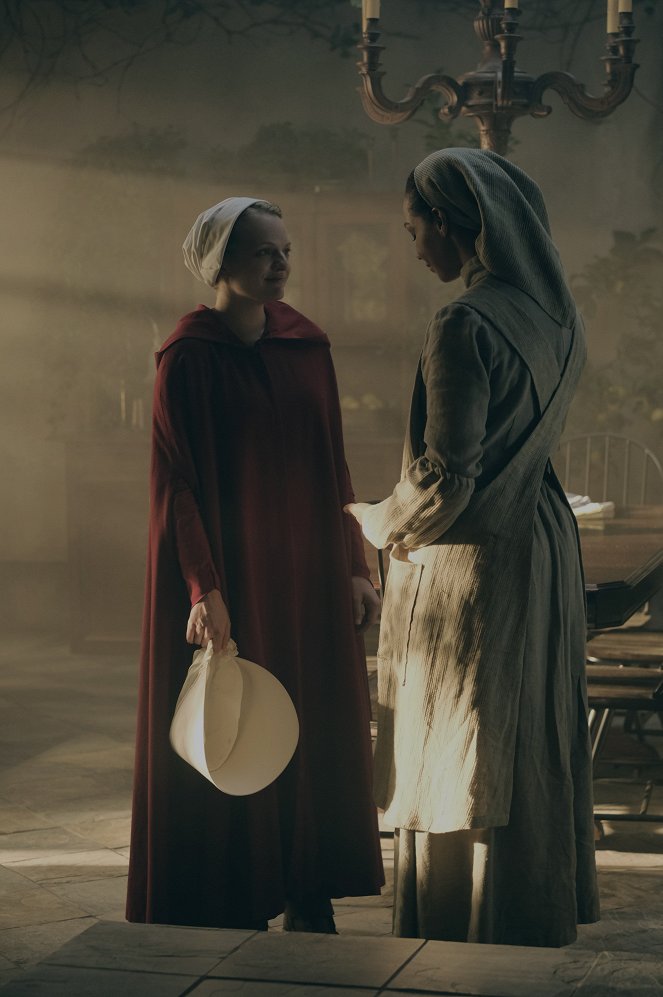 The Handmaid's Tale - Geburtstag - Filmfotos - Elisabeth Moss, Amanda Brugel