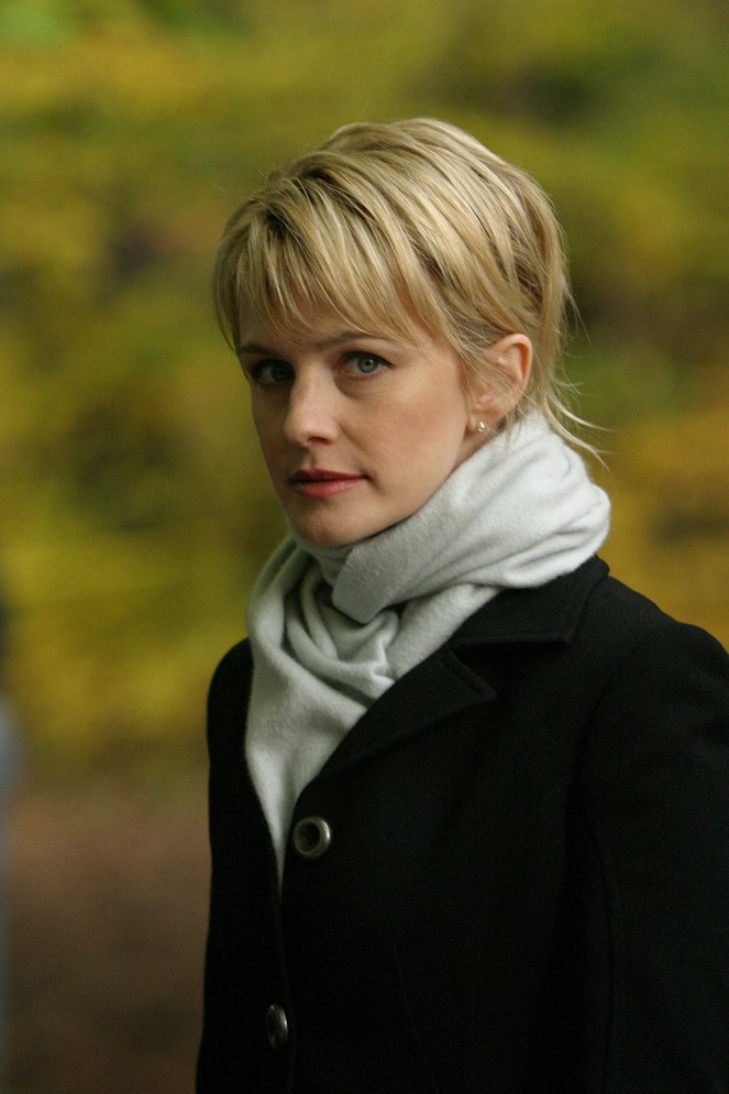 Cold Case - Season 2 - The Sleepover - Photos - Kathryn Morris