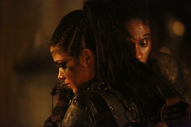 The 100 - Die All, Die Merrily - Photos - Marie Avgeropoulos, Adina Porter
