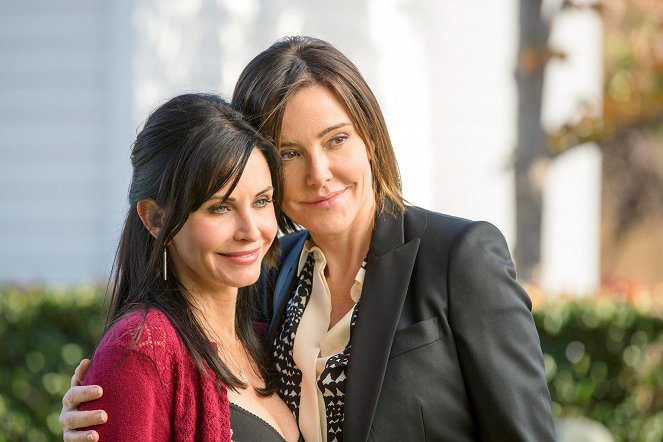 Cougar Town - Love Is a Long Road - Photos - Courteney Cox, Christa Miller