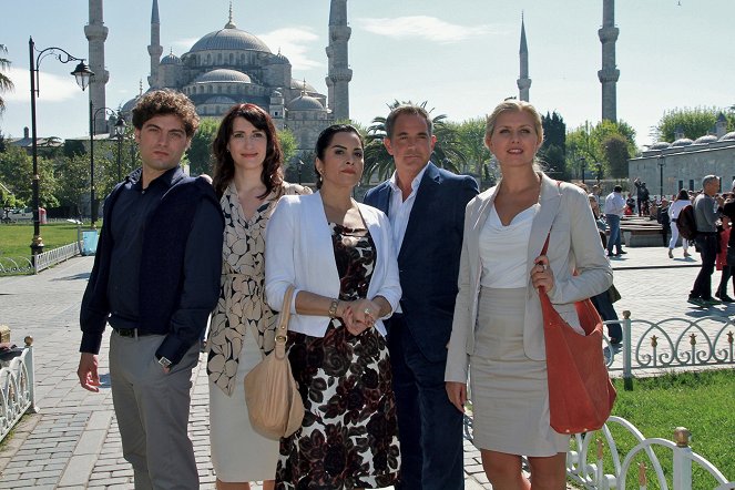 Kreuzfahrt ins Glück - Hochzeitsreise in die Türkei - Filmfotos - Timur Isik, Claudia Mehnert, Nursel Köse, Florian Fitz, Jessica Boehrs