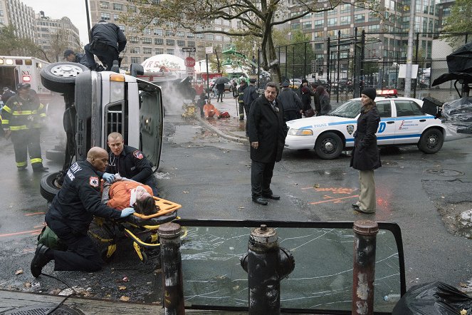 Blue Bloods - Crime Scene New York - Season 7 - Unbearable Loss - Photos - Steve Schirripa, Bridget Moynahan