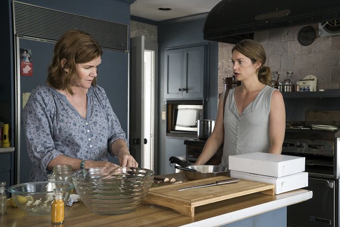 The Affair - Season 1 - 7 - Photos - Mare Winningham, Ruth Wilson