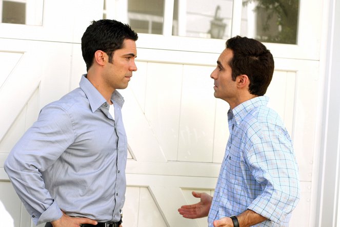 Cold Case - Season 4 - The War at Home - Photos - Danny Pino, Nestor Carbonell