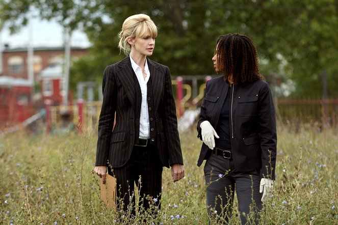 Cold Case - That Woman - Photos - Kathryn Morris, Tracie Thoms