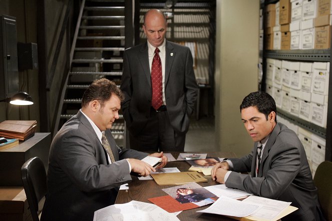 Cold Case - Season 5 - Wunderkind - Photos - Jeremy Ratchford, John Finn, Danny Pino