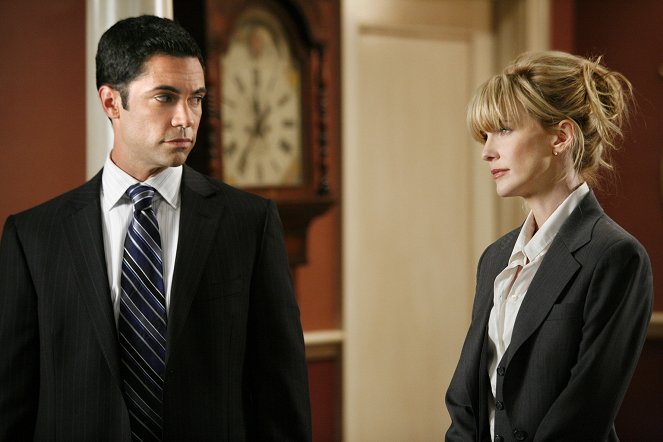 Cold Case - World's End - Photos - Danny Pino, Kathryn Morris